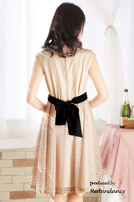 ベージュのハートネック格子柄レースドレス