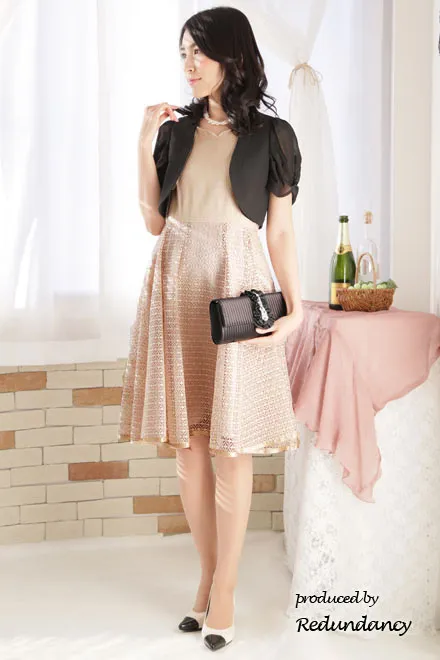 ベージュのハートネック格子柄レースドレス