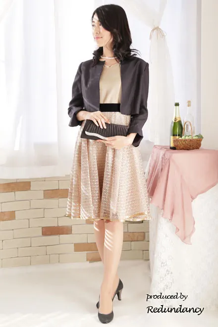 ベージュのハートネック格子柄レースドレス