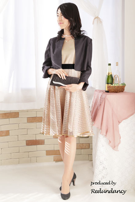 ベージュのハートネック格子柄レースドレス