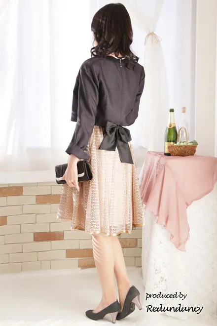 ベージュのハートネック格子柄レースドレス