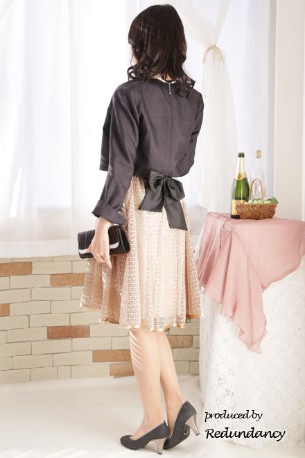 ベージュのハートネック格子柄レースドレス