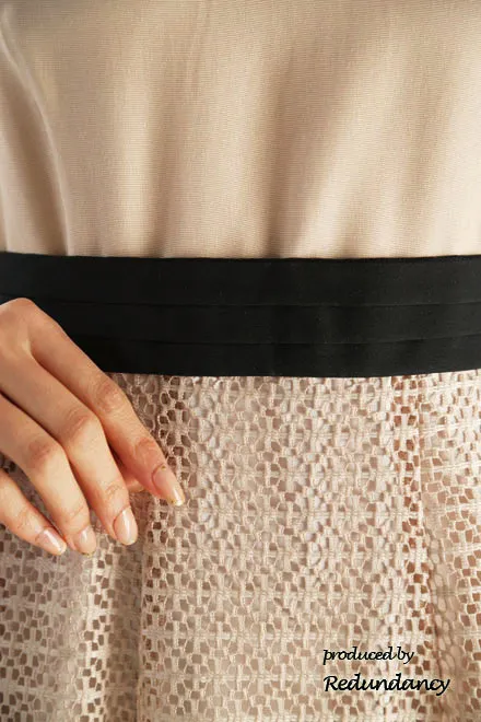 ベージュのハートネック格子柄レースドレス