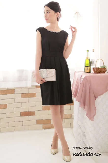 ブラックのバックレースウエストタック入りドレス