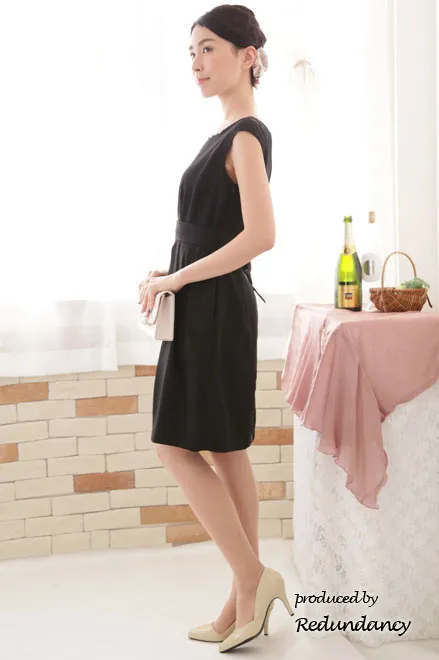 ブラックのバックレースウエストタック入りドレス