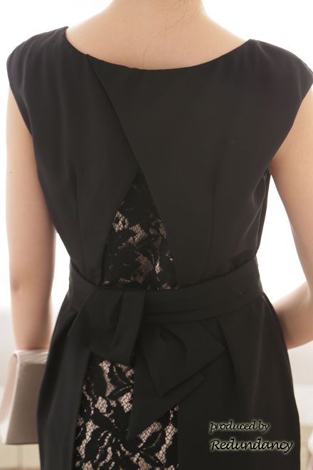 ブラックのバックレースウエストタック入りドレス