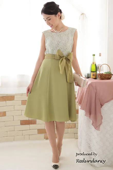 ライトグリーンのウエストリボン付きレトロドレス