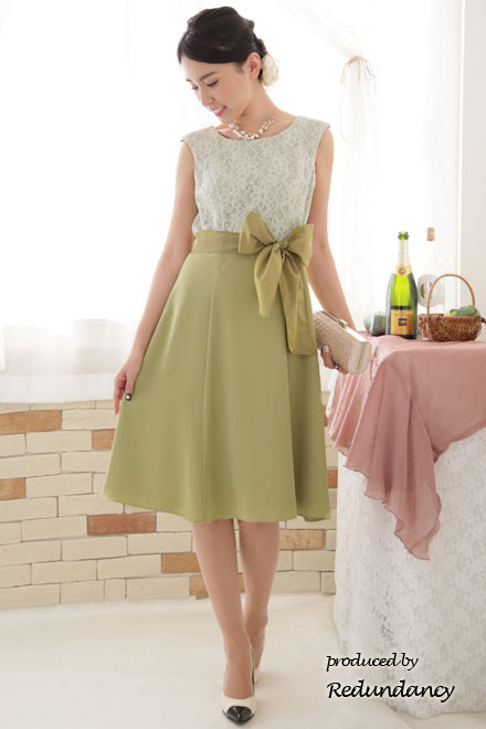 ライトグリーンのウエストリボン付きレトロドレス