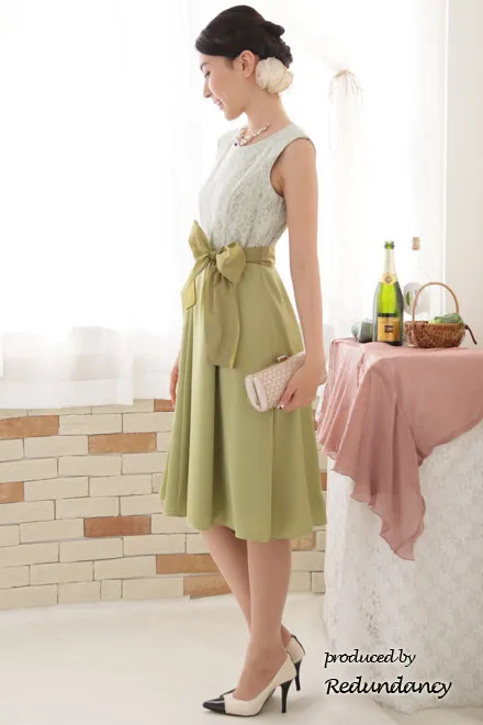 ライトグリーンのウエストリボン付きレトロドレス