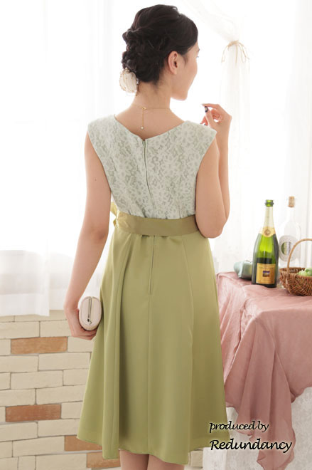 ライトグリーンのウエストリボン付きレトロドレス