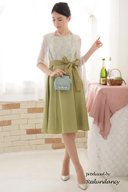 ライトグリーンのウエストリボン付きレトロドレス