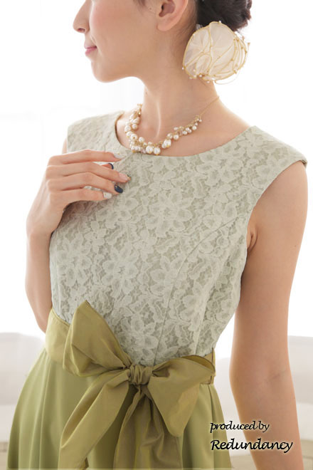 ライトグリーンのウエストリボン付きレトロドレス