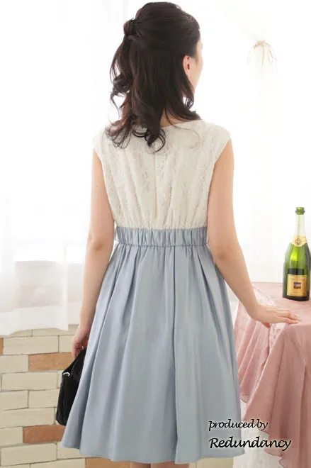 ライトベージュ×ブルーグレーのレース切替ドレス