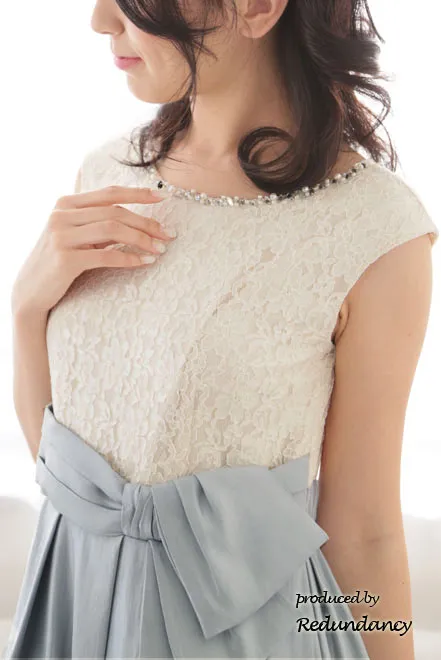 ライトベージュ×ブルーグレーのレース切替ドレス