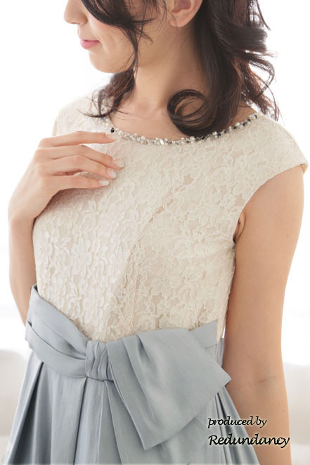 ライトベージュ×ブルーグレーのレース切替ドレス