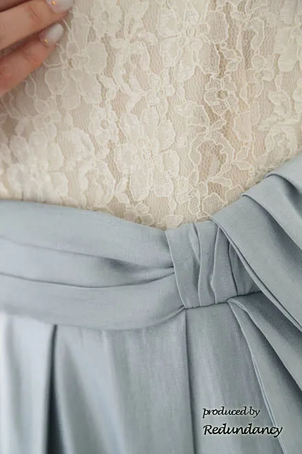 ライトベージュ×ブルーグレーのレース切替ドレス