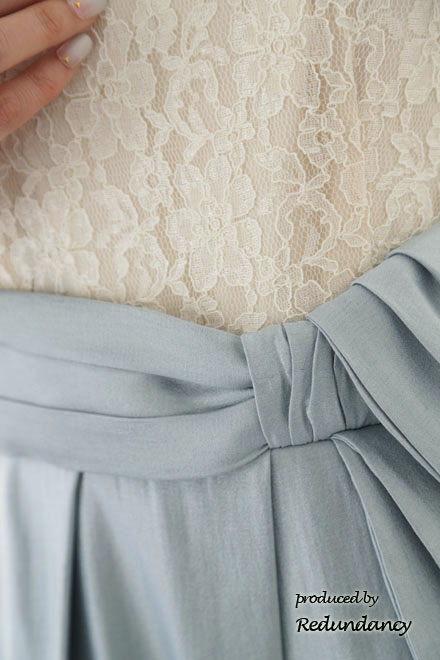 ライトベージュ×ブルーグレーのレース切替ドレス