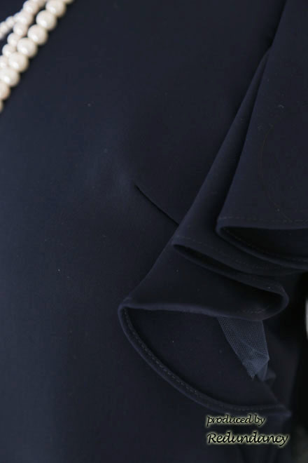 ネイビーのフレアスリーブストレートドレス