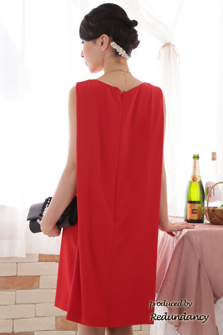 レッドのショルダータックノースリーブドレス