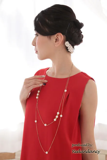 レッドのショルダータックノースリーブドレス