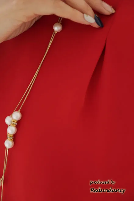 レッドのショルダータックノースリーブドレス