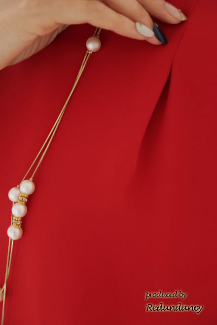 レッドのショルダータックノースリーブドレス