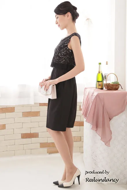 ブラック×ピンクベージュのスカラップレースタイトドレス