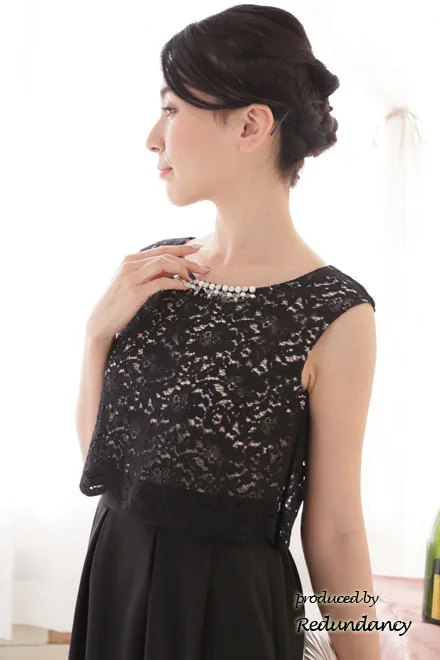 ブラック×ピンクベージュのスカラップレースタイトドレス