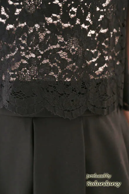 ブラック×ピンクベージュのスカラップレースタイトドレス