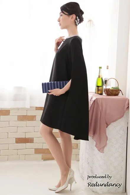 ブラックのマント風ビジューネックドレス