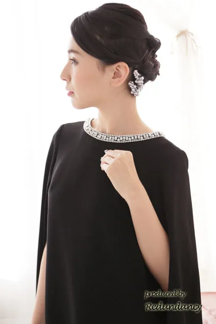 ブラックのマント風ビジューネックドレス