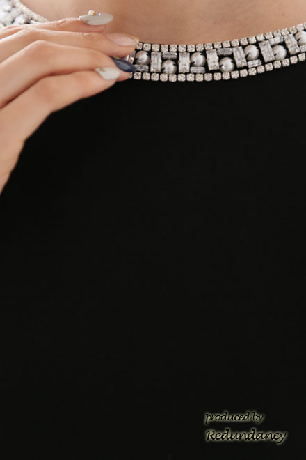 ブラックのマント風ビジューネックドレス