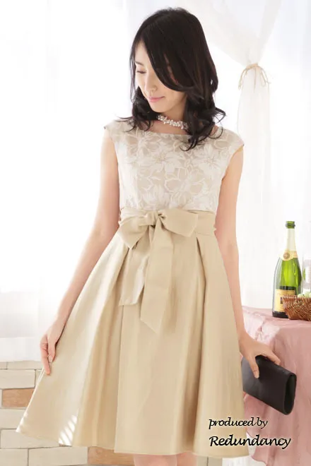 ベージュのスクエアネック花柄切替ドレス