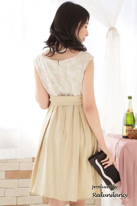 ベージュのスクエアネック花柄切替ドレス