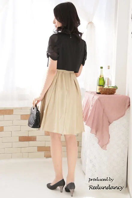 ベージュのスクエアネック花柄切替ドレス