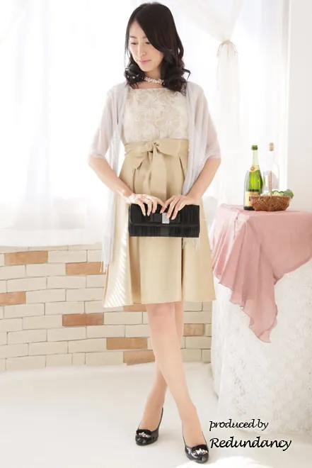 ベージュのスクエアネック花柄切替ドレス