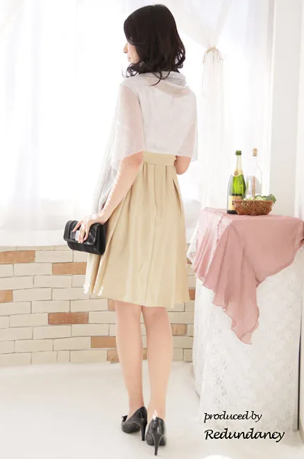 ベージュのスクエアネック花柄切替ドレス