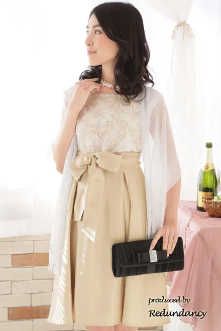 ベージュのスクエアネック花柄切替ドレス