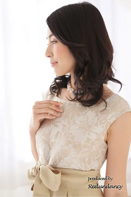 ベージュのスクエアネック花柄切替ドレス