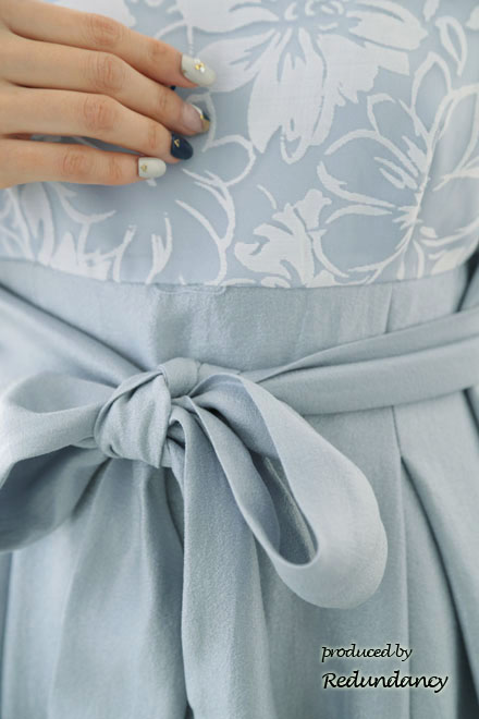 ブルーグレーのスクエアネック花柄切替ドレス