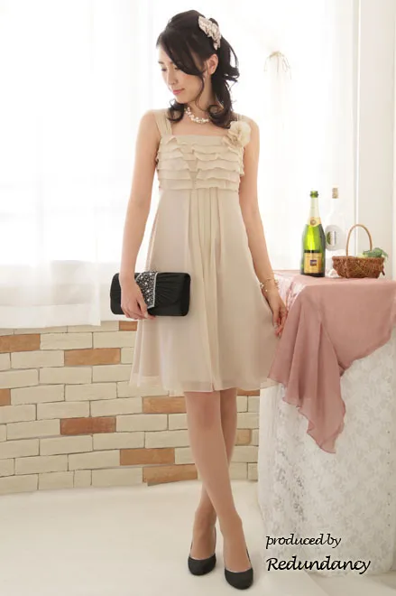 ライトベージュのティアードフリルドレス