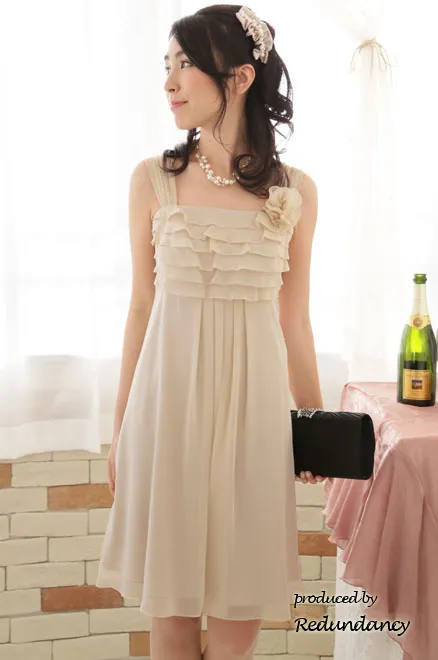 ライトベージュのティアードフリルドレス