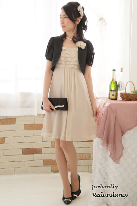 ライトベージュのティアードフリルドレス