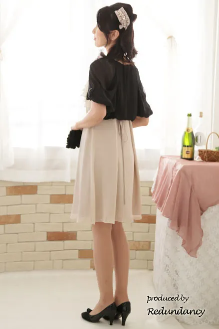 ライトベージュのティアードフリルドレス