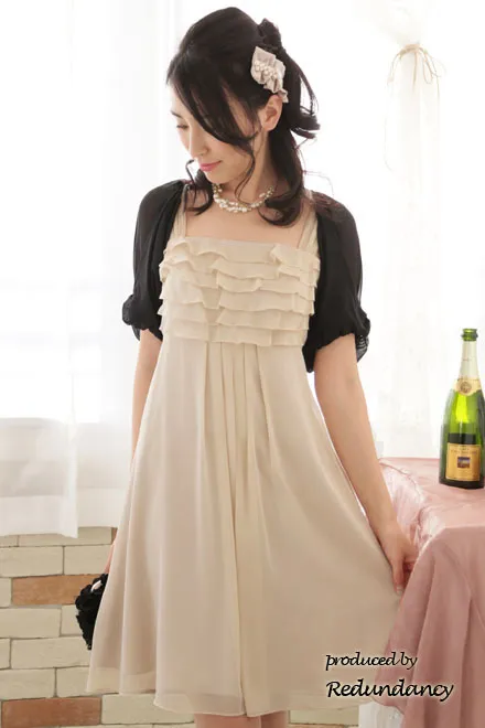 ライトベージュのティアードフリルドレス