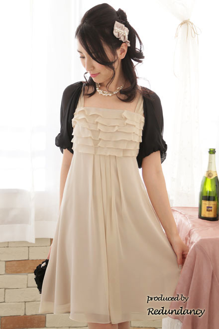 ライトベージュのティアードフリルドレス