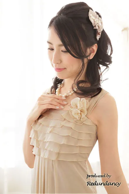 ライトベージュのティアードフリルドレス