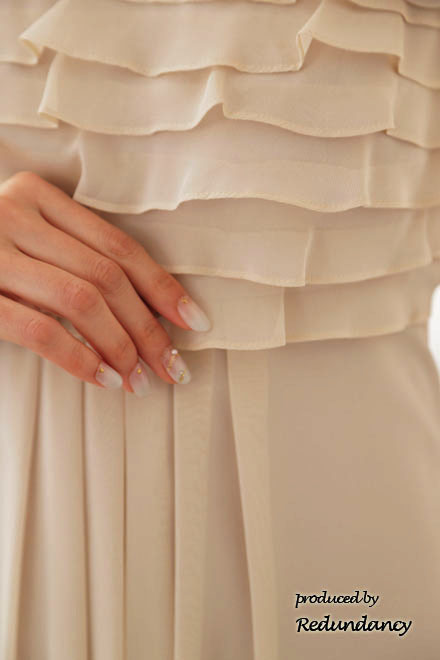 ライトベージュのティアードフリルドレス