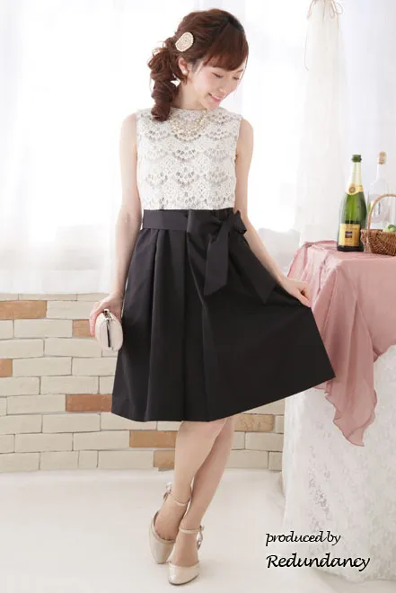 モノトーンのレース切替バイカラードレス