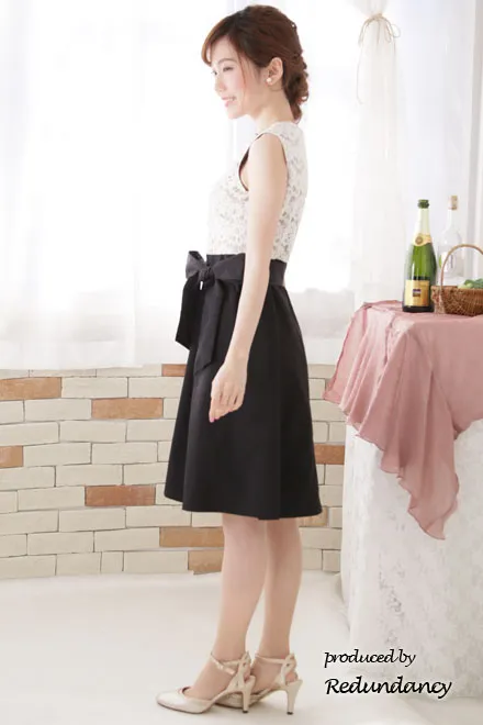 モノトーンのレース切替バイカラードレス